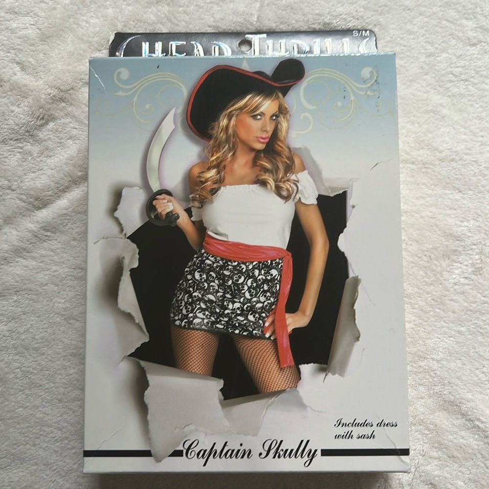 New Women’s Captain Skully Halloween costume SM/MD (Worn Once)